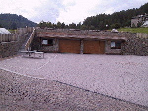 Grosser Parkplatz mit Wendemöglichkeit für Reisebusse